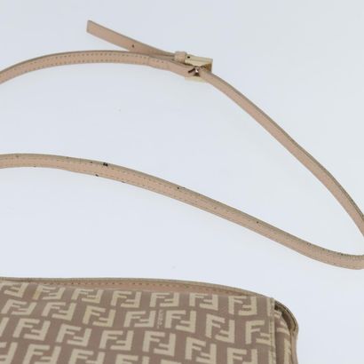 Fendi Zucchino Shoulder Bag
Sac porté épaule...