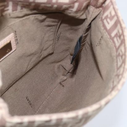 Fendi Zucchino Shoulder Bag
Sac porté épaule...