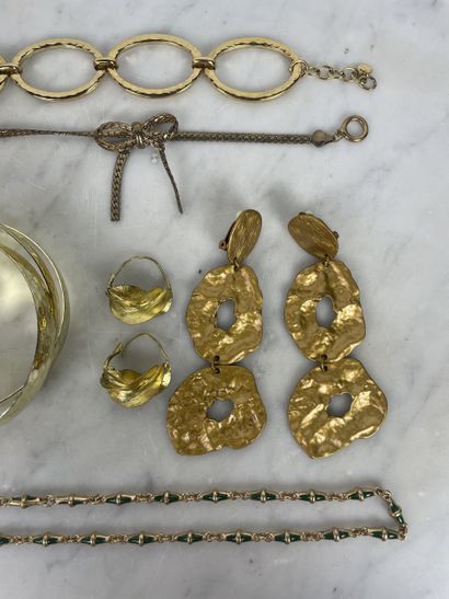 Ensemble de bijoux fantaisie dorés : deux...