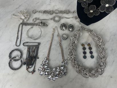 Ensemble de bijoux fantaisie tons argentés...