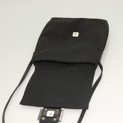 Fendi Zucchino Shoulder Bag
Sac porté épaule...