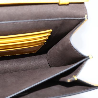 Fendi Karligraphy Crossbody Bag
Sac porté...