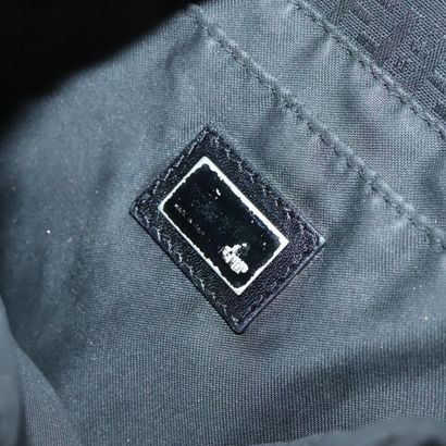 Fendi Zucchino Shoulder Bag
Sac porté épaule...