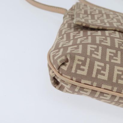 Fendi Zucchino Shoulder Bag
Sac porté épaule...
