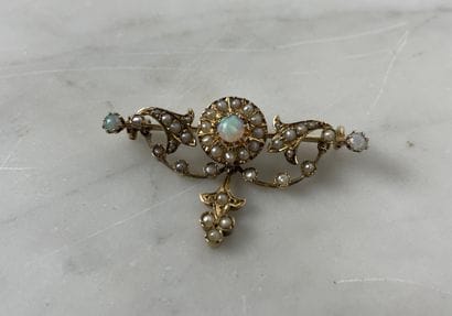 Broche en or 18K ornée d’opales et de perles...