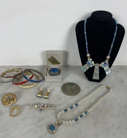 Costume jewelry set includes a clip, five...