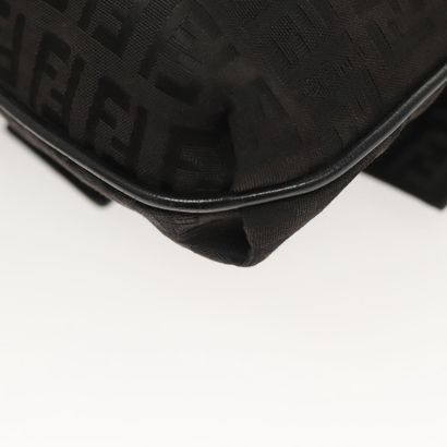 Fendi Zucchino Shoulder Bag
Sac porté épaule...
