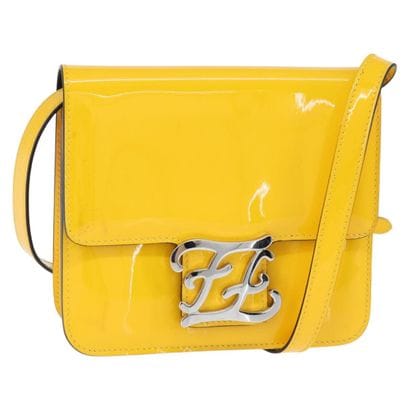 Fendi Karligraphy Crossbody Bag
Sac porté...