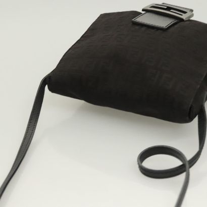 Fendi Zucchino Shoulder Bag
Sac porté épaule...