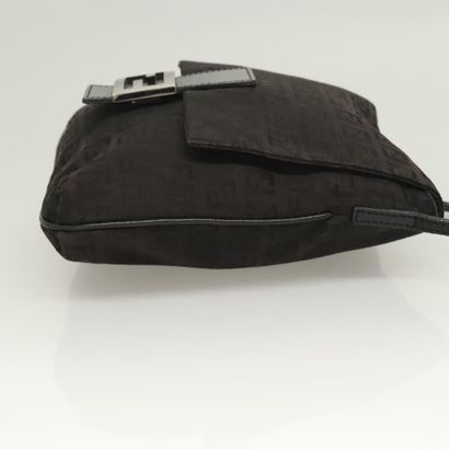 Fendi Zucchino Shoulder Bag
Sac porté épaule...