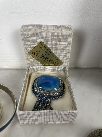 Costume jewelry set includes a clip, five...