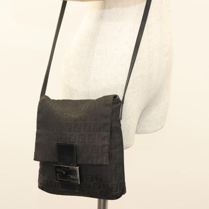 Fendi Zucchino Shoulder Bag
Sac porté épaule...