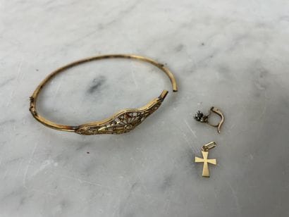 Petit lot en or jaune : une croix pendentif,...