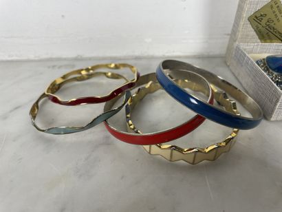 Costume jewelry set includes a clip, five...