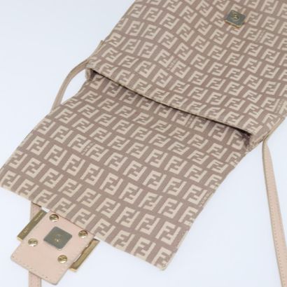 Fendi Zucchino Shoulder Bag
Sac porté épaule...