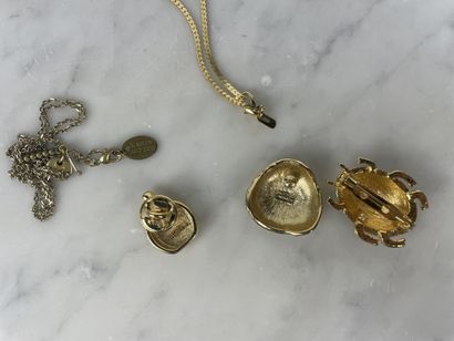 Ensemble de bijoux fantaisie (colliers, broches,...