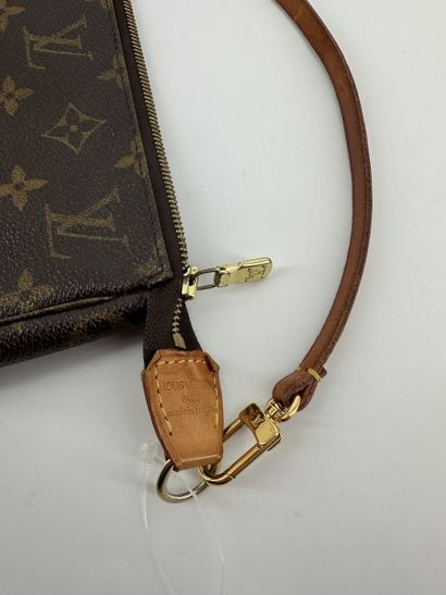 Louis Vuitton Pochette Accessoires
Pochette...