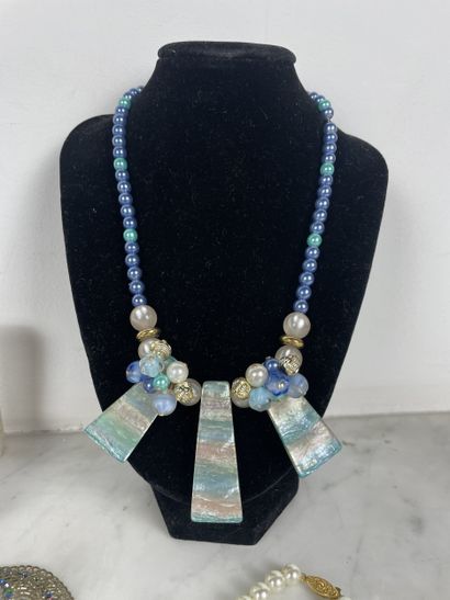 Costume jewelry set includes a clip, five...