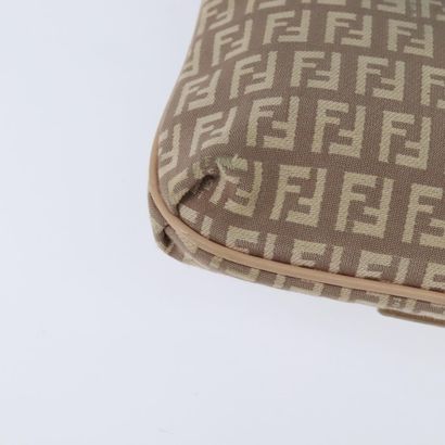 Fendi Zucchino Shoulder Bag
Sac porté épaule...