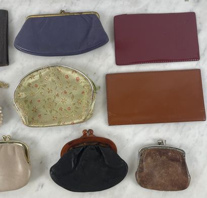 Ensemble de porte-monnaie et petits accessoires,...