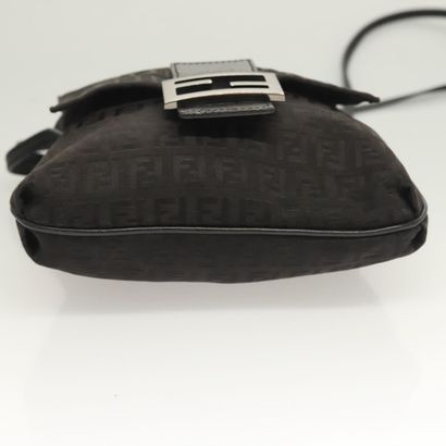 Fendi Zucchino Shoulder Bag
Sac porté épaule...