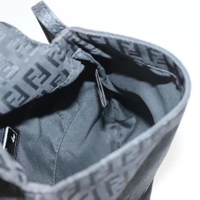 Fendi Zucchino Shoulder Bag
Sac porté épaule...