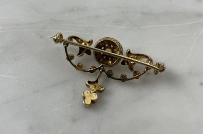 Broche en or 18K ornée d’opales et de perles...
