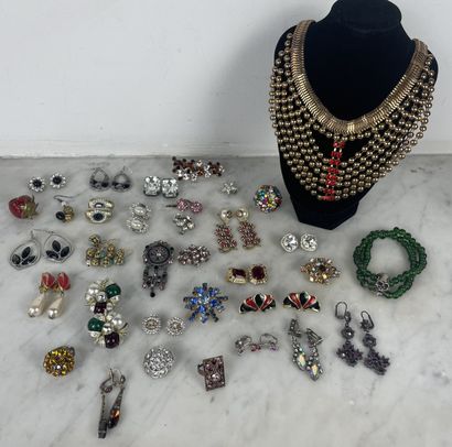 Ensemble de bijoux fantaisie : collier plastron...