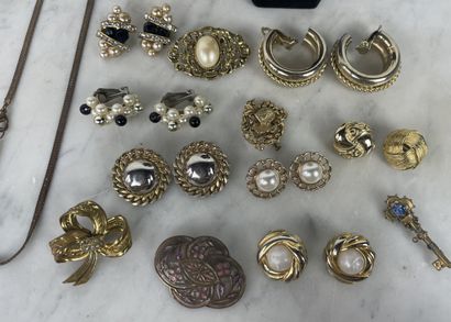 Set of costume jewelry with synthetic pearls:...