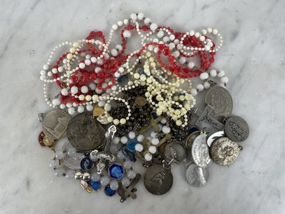 Assorted set of religious medals and antique...