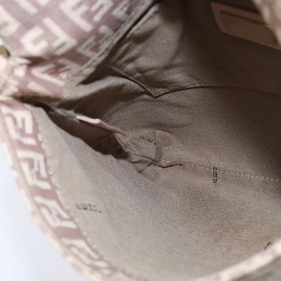Fendi Zucchino Shoulder Bag
Sac porté épaule...