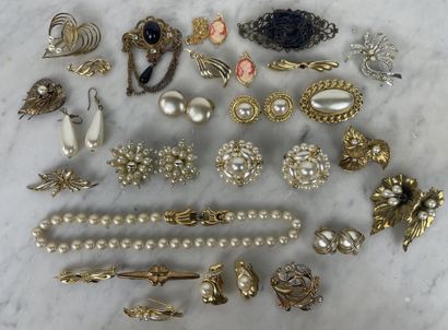 Ensemble de bijoux fantaisie à décor de perles...