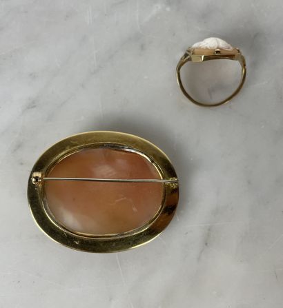 Lot de deux bijoux en or 18K ornés de camées...