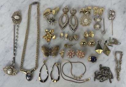 Ensemble de bijoux fantaisie (colliers, broches,...