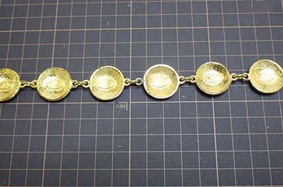 Chanel Bracelet manchette CC à détail chaîne
Bracelet...