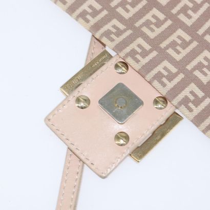 Fendi Zucchino Shoulder Bag
Sac porté épaule...