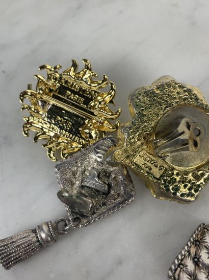 Ensemble de bijoux fantaisie signés : paires...