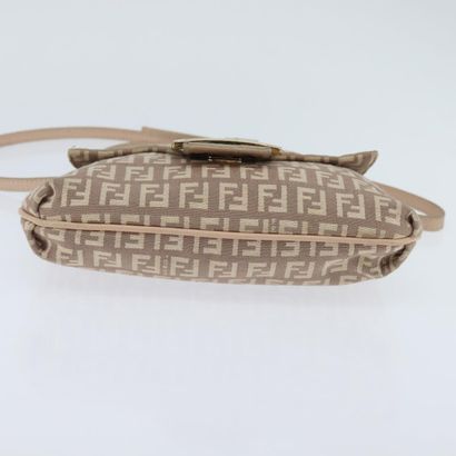 Fendi Zucchino Shoulder Bag
Sac porté épaule...
