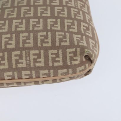 Fendi Zucchino Shoulder Bag
Sac porté épaule...