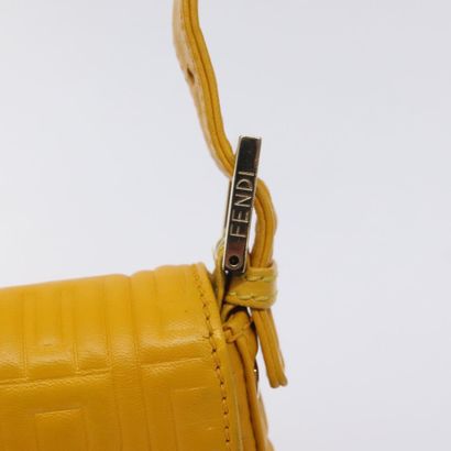 Fendi Mamma Baguette à l’épaule
Sac à main...