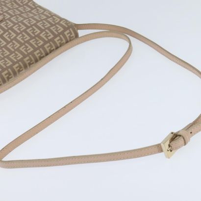 Fendi Zucchino Shoulder Bag
Sac porté épaule...