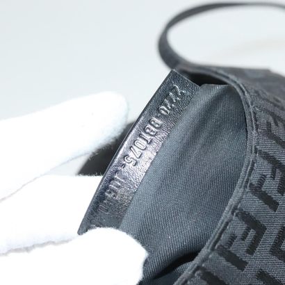 Fendi Zucchino Shoulder Bag
Sac porté épaule...