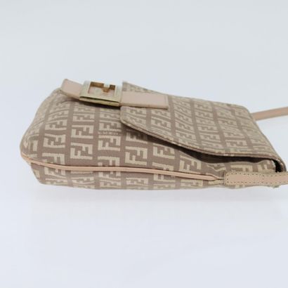 Fendi Zucchino Shoulder Bag
Sac porté épaule...