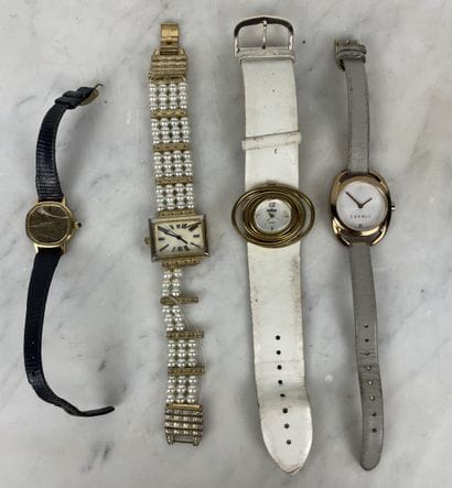 Lot de quatre montres-bracelets à quartz...