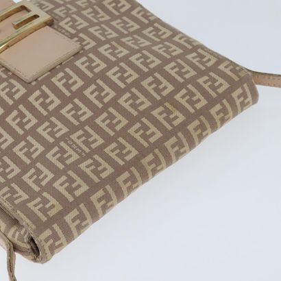Fendi Zucchino Shoulder Bag
Sac porté épaule...