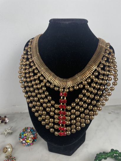 Ensemble de bijoux fantaisie : collier plastron...