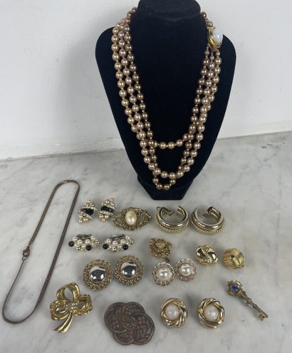Set of costume jewelry with synthetic pearls:...