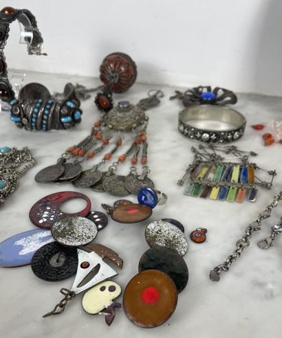 Ethnic & costume jewelry set (20th century):...