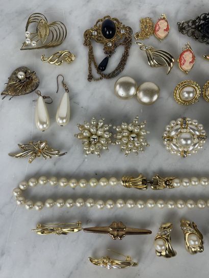 Ensemble de bijoux fantaisie à décor de perles...