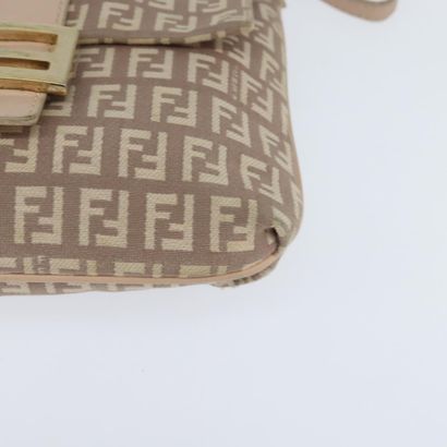Fendi Zucchino Shoulder Bag
Sac porté épaule...